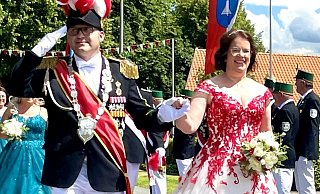 Mit einem Traum in rot-weiß verzaubert Königin Ruth Lütkewitte an der Seite ihres Mannes Thorsten Beine die Zuschauer beim Festumzug. - Carola Drabon
