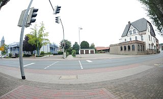 Großprojekt an der B 65 in Pr. Oldendorf: Auf dem Areal der Volksbank (l.) und des ehemaligen Hotels Deeke (r.) will die Edeka Minden-Hannover einen neuen Vollsortimenter bauen. - Joern Spreen-Ledebur