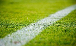 Die Täter wollten wohl nur das Heim am Sportplatz beschädigen. - Symbolbild: Pixabay