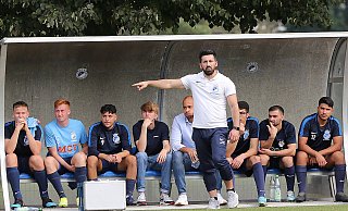 Da geht es lang: Selami Jashari, Trainer der SVEW-Zweiten, übernimmt jetzt das Training und Spiele coachen. - Egon Bieber