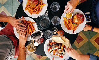 Aktuell haben nur Geimpfte und Genesene Zutritt zur Gastronomie. Mit Ausnahme von geboosterten Gästen müssen allerdings auch sie einen negativen Corona-Test vorlegen. - (Symbolfoto) Pixabay