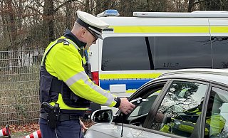Die Polizei testet die Autofahrer in Schloß Neuhaus nicht nur auf Drogen, sondern auch auf Alkohol. - Jennifer Retslav