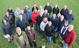 Fast 30 Anwohner protestieren gegen die Päne für ein neues Wohngebiet in Pödinghausen. - Jan-Henrik Gerdener