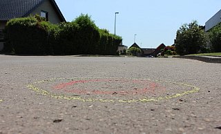 Die Spurensicherung hat die die Orte markiert, an denen vor einem Jahr die Patronenhülsen aufgefunden wurden. - Claus Frickemeier