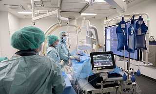 Angiographie ist die Darstellung der Blutgefäße im Bild. Ein Team der Radiologie untersucht so einen Patienten und setzt gegebenfalls in einem Zug eine Gefäßstütze ein. - Frank-Michael Kiel-Steinkamp