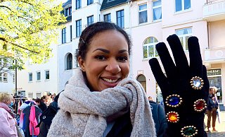Michelle hat Spaß mit den edelsteinbesetzten Polyacryl-Handschuhen. Sie verkauft sie für ihre Freudin Annika, die sie wohl beim Karneval getragen hat. Kosten: 3 Euro. - Kurt Ehmke