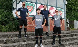 Trainer Jens Horstmann (hinten links) und Co-Trainer Michael Zozmann begrüßen die Zugänge Dennis Brinkkötter und Marvin Schmidt (r.). - bentrup