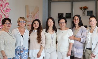 Gabriele Schiermeier, Angelika Trömel, Basma Fahro, Melissa Hermann, Helene Hermann, Louisa Hage und Tanja Weimer bilden ab September gemeinsam das Team des Kosmetikstudios H&H. - Kosmetikstudio H&H