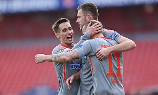 SCP-Winterneuzugang Philipp Klement (l.) und Dennis Srbeny feiern Sven Michel (r.), der soeben das 0:1 erzielt hat - imago images/Zink