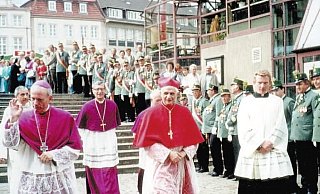Kardinal Ratzinger (Mitte) mit dem damaligen Erzbischof Johannes Joachim Degenhardt (l.) und dem Bischof der Partnerdiözese LeMans, Georges Gilson (hinten). Rechts Ratzingers langjähriger Sekretär Josef Clemens. - Voss/NW-Archiv