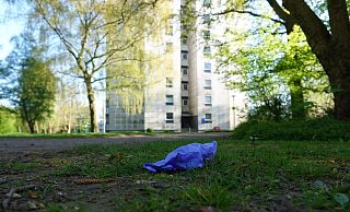 Der lebensgefährlich Verletzte schleppte sich wohl noch bis in die Nähe dieses Mehrparteienhaus am Schlehenweg, dann brach er zusammen. - Paul Brinkmann