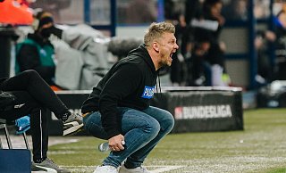 Beim letzten Heimspiel gegen den HSV musste Trainer Lukas Kwasniok mächtig in die Knie gehen. Der SCP verlor durch ein Last-Minute-Tor mit 1:2. - Besim Mazhiqi