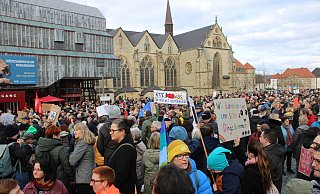 Der Paderborner Domplatz wurde am Sonntag Anziehungspunkt für tausende Menschen, die gegen Rechtsextremismus demonstrierten. - Moritz Jülich Der Paderborner Domplatz wurde am Sonntag Anziehungspunkt für tausende Menschen, die gegen Rechtsextremismus demonstrierten. - Moritz Jülich