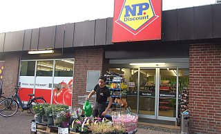 Ein NP-Mitarbeiter wässert die Blumen vor dem Eingang des Marktes an der Breslauer Straße. Für viele Innenstadtbewohner ist dies ein wichtiger Treffpunkt. - Karsten Schulz