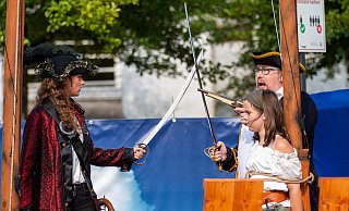 Piratentochter Seraphine ist mutig - zu sehen im Stück der Freilichtbühne Schloß Neuhaus. - Freilichtbühne Schloß Neuhaus