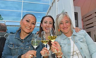 Phayon, Hate und Sarah genossen Samstag Abend die gute Stimmung auf dem "29. Weinmarkt". - Jens Dünhölter