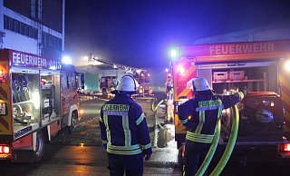 Mit einem Großaufgebot war die Feuerwehr am Freitagabend zum Brand einer Lagerhalle an der Landfurt geeilt. Nach der ersten Erkundung entspannte sich Lage für die Einsatzkräfte nach und nach. Doch erst gegen 4 Uhr war am Samstag der Einsatz beendet. Foto: Dieter Scholz - Dieter Scholz