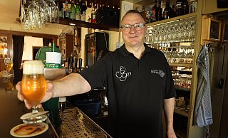 Er bespaßt und versorgt die Gäste: Seit 27 Jahren steht Thorsten Wollbrink im Gasthof Semmler hinter der Theke. - Jörg Stuke