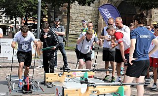 Im direkten Duell: Das Team Radathlon aus Bad Arolsen (l.) gegen Team „Nur einmal im Leben“ aus Warburg. Die Waldecker machten Werbung für ihr Groß-Event am 31. August in Massenhausen – und luden auch Warburger dazu ein. - Simone Flörke