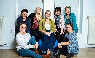 Ein Teil der Hebammengemeinschaft Lebensbaum (hinten, v.l.) Petra Walter-Pelletier, Uschi Hänsel, Julia Fischer, Dorothee Eßer und Andrea Kröger sowie Jana Girke (vorne sitzend) und Ilona Feyer-Yurtas. - Hebammengemeinschaft Lebensbaum
