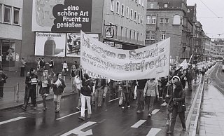 1981 demonstrieren Mitglieder der Initiative Homosexualität auf der Herforder Straße. Das wurde damals von vielen noch kritisch beäugt. - Privat
