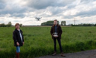 Mit Drohne: Bianca Winkelmann und Nick Preußendorff. - Hartke
