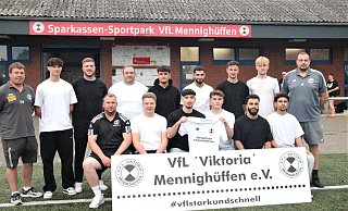 Neuzugänge: Co-Trainer Dennis Schmidt (hintere Reihe v.l.), Robert-Constantin Gramada, Baver Deniz, Sportlicher Leiter Berkay Sarialtin, Angelo Giamblanco, Mohammed Tokko, Marius Huchzermeier, Leif-Erik Schumacher, Trainer André Beeck; Patrick Prüßner (vordere Reihe v.l.), Torwart Marvin Riemer, Burak Bostanci, Mika Jahnke, Batuhan Demirhan, Baran Akbas. - Wolfgang Döbber