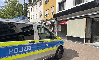 Ein Streifenwagen der Polizei parkt an der Berliner Straße. In dem Mehrfamilienhaus haben die Beamten am Mittwochmorgen eine Wohnung durchsucht. - Patrick Menzel