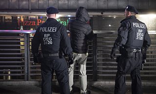 Die Polizei hofft nun auf Hinweise von Augenzeugen zu dem Vorfall. - Symbolfoto: dpa / Paul Zinken