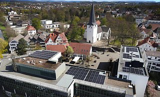 Das Bünder Rathaus wurde 2023 mit einer Photovoltaikanlage ausgestattet. - Gerald Dunkel