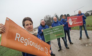 Protestieren gegen den Regionalplan: Claudia Plooj (v.l.), Hubert Wiebeler, Siegfried Thüte, Freyja und Friedhelm Diebrok. - Jan-Henrik Gerdener
