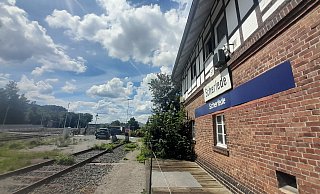 Friedlich liegt der Haltepunkt Scherfede in der Sommersonne. Im Untergrund ging es offenbar richtig zur Sache: Dachse bauten und erweiterten unter den Gleisen, so dass der Zugverkehr auf dem Abschnitt bis Warburg eingestellt wurde. - Simone Flörke