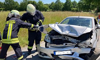 An dem grauen Opel entstand nach Polizeiangaben ein Totalschaden. - FFW Höxter