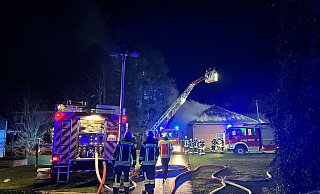Der Brand im Dachstuhl eines Hühnerstalls sorgte für einen stundenlangen Einsatz der Feuerwehr. - Thorsten Heß