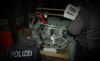 Hunderte von Motoren, Getrieben und anderen hochwertigen Autoteilen mussten überprüft werden. Zahlreiche Beweismittel wurden sichergestellt. - Polizei Paderborn