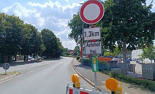 Das Hinweisschild auf die freie Zufahrt zum Autohof ist sehr dezent ausgefallen. - Sven Hauhart