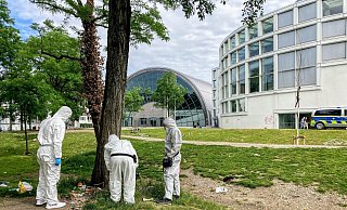 Am Tatort "Tüte": Mitarbeiter der Spurensicherung ermitteln 2022 nach Messerstichen an der Tüte zwischen Stadthalle und Herbert-Hinnendahl-Straße. - Jens Reichenbach