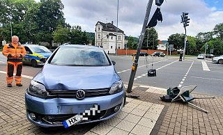 Der Golf erwischte auf der Kreuzung in Höxter zunächst einen Rollerfahrer und fuhr dann gegen eine Fußgängerampel. - David Schellenberg