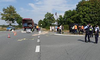 Aufräumarbeiten an der Unfallstelle nach dem Zusammenstoß dreier Pkw an der Kreuzung B 241/Abzweig Bühne. Foto: Hubert Rösel - Hubert Rösel