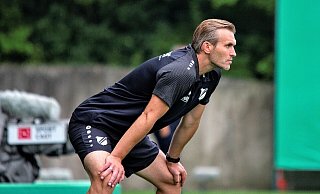 Typisch Rump: Der ehemalige Armine „spielt“ an der Seitenlinie quasi mit. - Joel Beinke