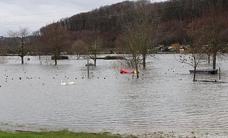 Das Hochwasser in Vlotho betrifft auch die Campingplätze. Dieses Bild wurde am Donnerstag, 4. Januar, aufgenommen. - Claus Frickemeier