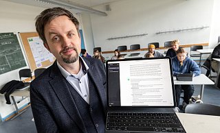Auch Frank Weritz, Konrektor am Gymnasium am Waldhof, beschäftigt sich mit seinen Schülern mit den Möglichkeiten und Gefahren von ChatGPT. Für den Deutschunterricht in der Mittelstufe hat er der KI eine extra schlechte Charakterisierung vorgelegt und sie um Tipps für die Optimierung gebeten. - Oliver Krato