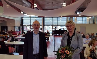 Blumen für die alte und neue Kandidatin: SPD-Kreisvorsitzender Michel Buhre gratulierte Christina Weng mit dem nötigen Abstand. - Jürgen Langenkämper Blumen für die alte und neue Kandidatin: SPD-Kreisvorsitzender Michel Buhre gratulierte Christina Weng mit dem nötigen Abstand. - Jürgen Langenkämper