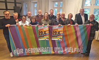 "Höxter zeigt Haltung" mit Ricardo Blaszczyk (l.) und Nora Wieners (vorn, Mitte) vom Bündnis sowie Höxters Bürgermeister Daniel Hartmann (2. v. r.) beim Vorbereitungstreffen. Solche Flaggen mit dem Aufdruck "Für Demokratie und Vielfalt" können auch erworben werden. - Bündnis "Höxter zeigt Haltung" mit Ricardo Blaszczyk (l.) und Nora Wieners (vorn, Mitte) vom Bündnis sowie Höxters Bürgermeister Daniel Hartmann (2. v. r.) beim Vorbereitungstreffen. Solche Flaggen mit dem Aufdruck "Für Demokratie und Vielfalt" können auch erworben werden. - Bündnis