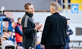 SCP-Coach Lukas Kwasniok im Gespräch mit dem Vierten Offiziellen Mario Hildenbrand (l.). - Besim Mazhiqi