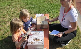 Melina (rechts) hilft Isabel und Anna beim Ertasten von Gegenständen - Goli