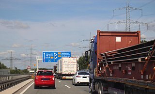 Auf der A33 staut es sich derzeit im Bereich Paderborn. Das soll sich in wenigen Wochen allerdings ändern. - Björn Kenter