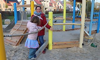 Planerin und Architektin Katharina Krause vom städtischen Fachbereich Grünflächen in Gütersloh freut sich, den Spielplatz jetzt seiner Bestimmung übergeben zu haben. - Stadt Gütersloh