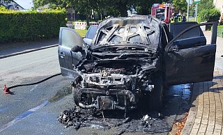 Der Mitsubishi ist nach dem Feuer als Totalschaden zu betrachten. - Feuerwehr Bad Wünnenberg
