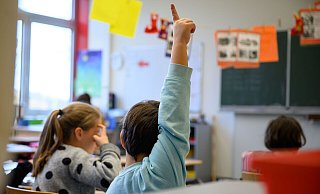 Ein Pädagoge, gegen den die Staatsanwaltschaft Bielefeld wegen sexueller Belästigung von Schülerinnen ermittelte, betreute weiterhin Grundschüler. Mittlerweile hat der Mann die Vorwürfe eingeräumt, verurteilt wurde er aber nicht. Foto: Sebastian Gollnow/dpa - Verwendung weltweit